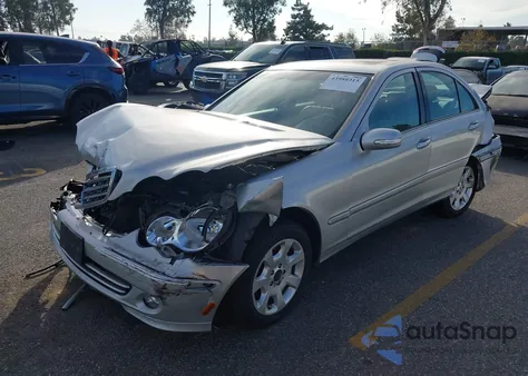 2005 Mercedes-Benz C 240 Luxury 4Matic z USA, uszkodzony, nr VIN WDBRF81JX5F677121